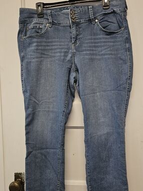 torrid Medium Blue Skinny Capri with Triple-Button Front Size 14